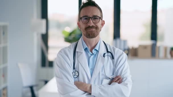 Video Eines Reifen Männlichen Arztes Mit Stethoskop Über Dem Hals — Stockvideo