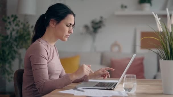 Video Worried Angry Businesswoman Working Laptop While Having Problems Living — Stock Video