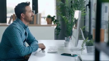 Modern başlangıç ofisinde konuşurken bilgisayarla video görüşmesi yapan bir iş adamı videosu..