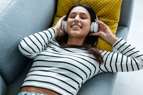 Shot Beautiful Kind Woman Relaxing While Listening Music Headphones Lying — Stock Photo, Image