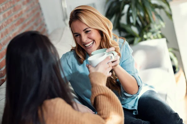 Evdeki kanepede oturmuş bir fincan kahveyle kadeh kaldırırken iki güzel bayan arkadaşın konuşması.