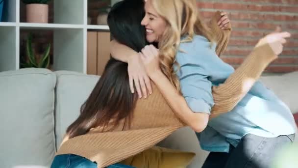 Video Due Belle Donne Sorridenti Che Abbracciano Mentre Parlano Seduti — Video Stock