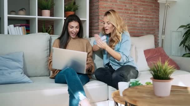 Video Två Glada Unga Kvinnor Som Använder Dator Samtidigt Betala — Stockvideo