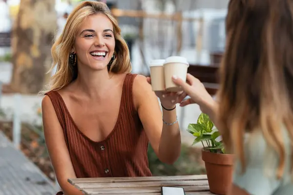 Tiro Dois Amigos Atraentes Desfrutando Café Juntos Enquanto Conversam Riem — Fotografia de Stock