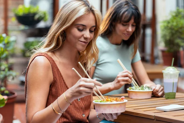 Shot Two Smiling Beautiful Women Friends Eating Pokes Chopsticks While — Stock Photo, Image