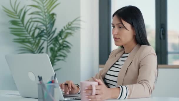 Video Bella Donna Affari Che Lavora Con Computer Portatile Mentre — Video Stock