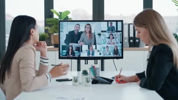 Βίντεο Των Έξυπνων Επιχειρηματιών Που Πραγματοποιούν Βιντεοκλήση Συναδέλφους Χώρο Συνεργασίας — Αρχείο Βίντεο