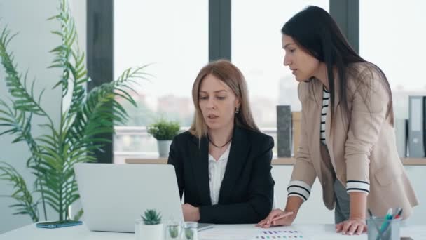 Βίντεο Επιτυχημένων Γυναικών Επιχειρηματιών Που Στέκονται Γύρω Από Laptop Για — Αρχείο Βίντεο