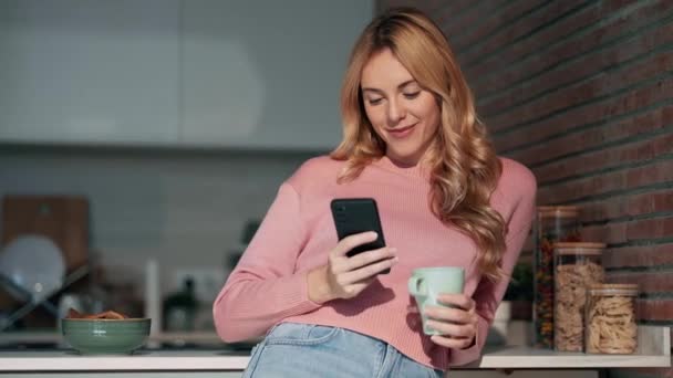 Video Van Jonge Vrouw Met Behulp Van Haar Mobiele Telefoon — Stockvideo