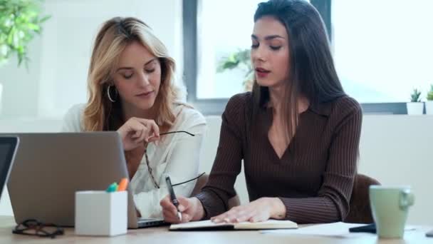 Βίντεο Από Δύο Κομψές Ελκυστικές Γυναίκες Επιχειρηματίες Μιλώντας Ενώ Εργάζονται — Αρχείο Βίντεο