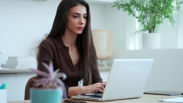 优雅的年轻女商人在一间现代化的办公室里用笔记本电脑工作的视频 — 图库视频影像