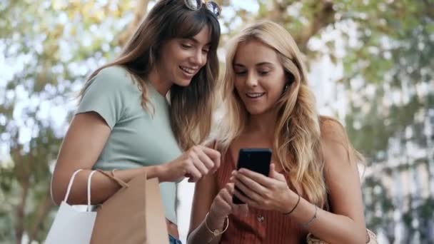 Video Två Vackra Vänner Som Pratar Och Använder Smartphone När — Stockvideo