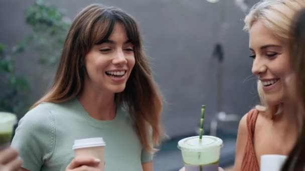 Video Von Schönen Jungen Frauen Die Gesunde Smoothies Trinken Während — Stockvideo