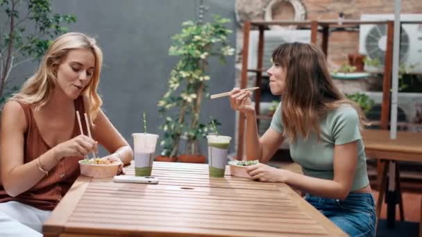 Video Två Leende Vackra Kvinnor Vänner Äter Petar Med Ätpinnar — Stockvideo
