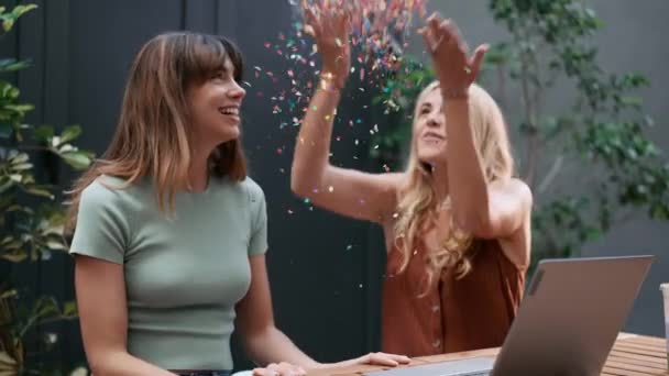 Wideo Atrakcyjne Słodkie Przyjaciółki Zabawy Confetti Podczas Nagrywania Się Laptopem — Wideo stockowe