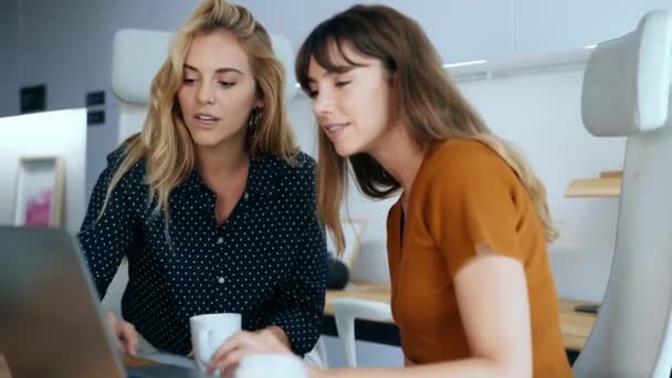 Video Vackra Unga Affärskvinnor Prata Samtidigt Som Paus Arbetet Coworking — Stockvideo