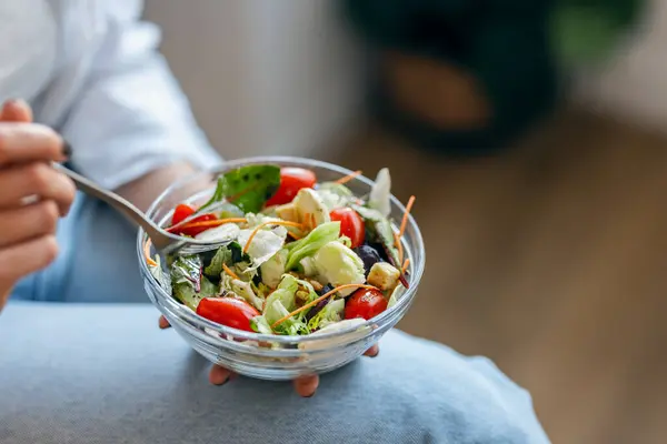 Jonge Vrouw Eten Gezonde Salade Terwijl Zitten Keuken Bij Stockfoto