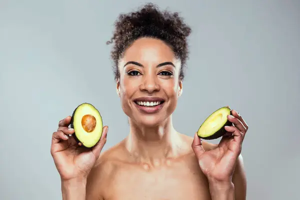 Portrait Funny Attractive Woman Holding Avocado Slices Her Face Looking — Stock Photo, Image