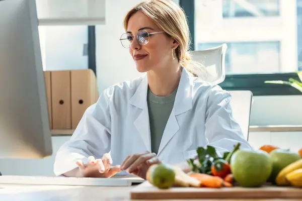 Shot Beautiful Smart Nutritionist Woman Working Computer While Taking Notes — Stock Photo, Image