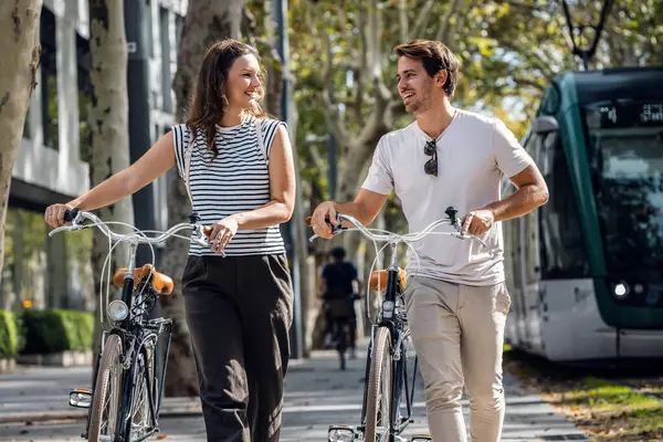 Aufnahme Eines Glücklich Verliebten Paares Beim Radfahren Während Sich Der — Stockfoto