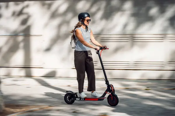 Skott Självsäker Glad Kvinna Ridning Elektrisk Push Scooter Genom Staden Royaltyfria Stockbilder
