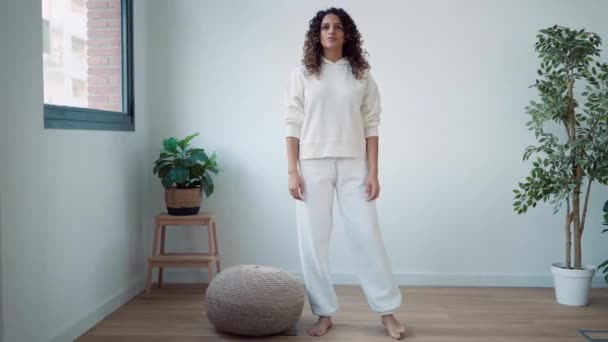 Video Una Mujer Zen Tranquila Vestida Con Chándal Blanco Haciendo — Vídeo de stock