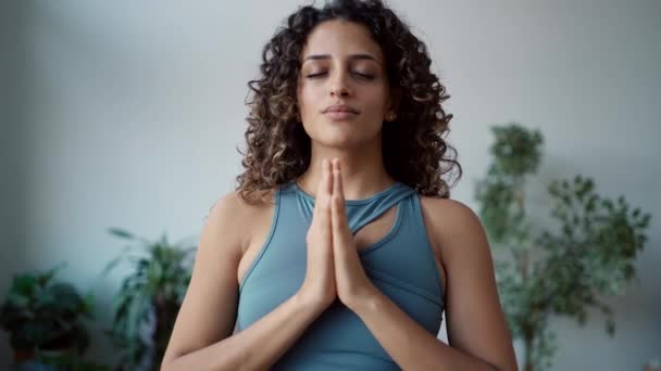 Eşofman Giymiş Yoga Pozu Veren Zen Barışçıl Bir Kadının Videosu — Stok video