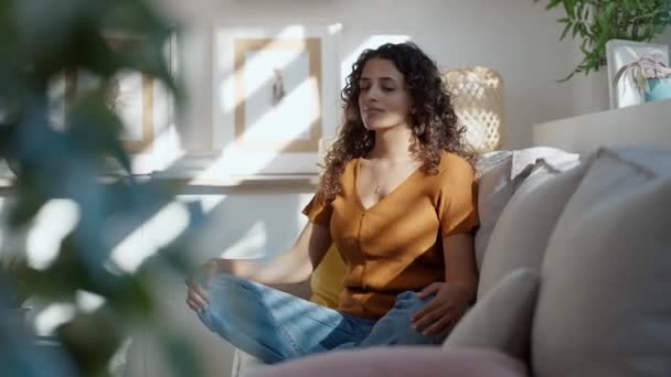 Vidéo Jolie Jeune Femme Position Lotus Assise Sur Canapé Dans — Video