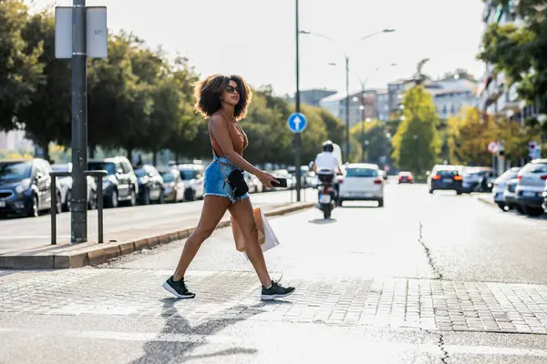 Schöne Frau Mit Smartphone Beim Überqueren Eines Zebrastreifens Der Stadt Stockfoto