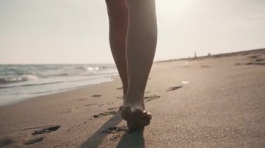 Kumsalda poz verirken özgürlüğün tadını çıkaran güzel genç bir kadının videosu.