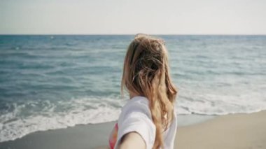 Kumsalda el ele tutuşurken günün tadını çıkaran mutlu çiftin videosu..