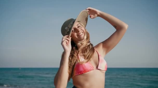 Vidéo Belle Femme Bikini Posant Caméra Avec Chapeau Paille Plage — Video