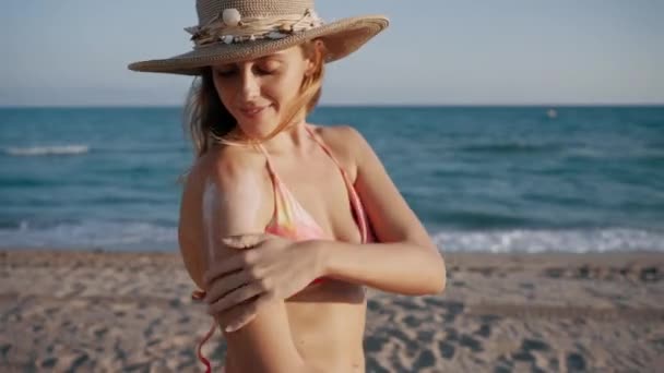 Video Ung Vacker Kvinna Tillämpa Solskyddsmedel Sig Själv För Att — Stockvideo