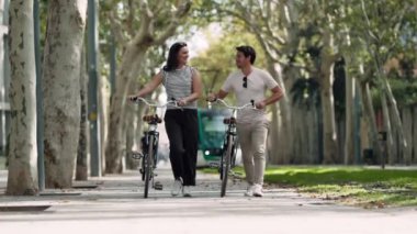 Şehirde birbirlerini ararken bisikletle gezen mutlu çiftin videosu