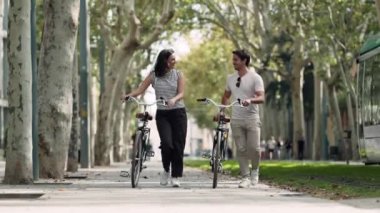 Şehirde birbirlerini ararken bisikletle gezen mutlu çiftin videosu