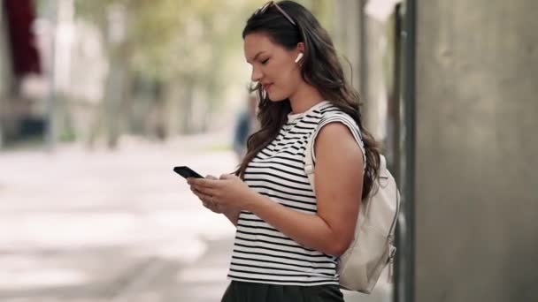 Vídeo Mulher Confiante Ouvindo Música Com Seu Telefone Celular Enquanto — Vídeo de Stock