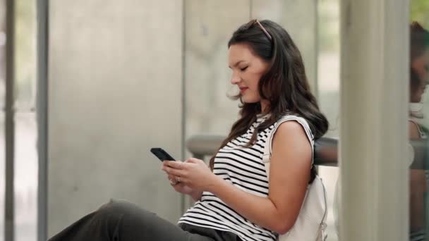 Tramvayı Beklerken Cep Telefonunu Kullanan Neşeli Bir Kadının Videosu — Stok video