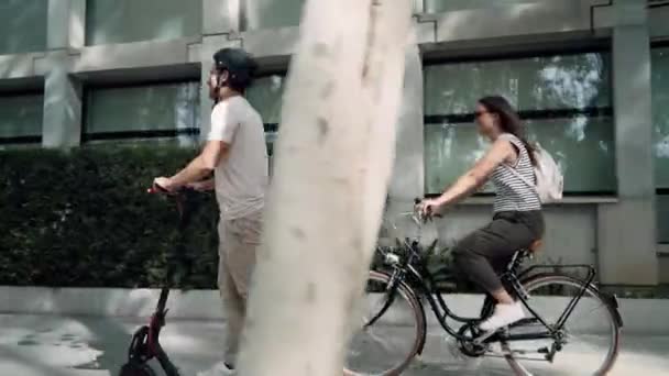 Βίντεο Της Χαρούμενης Γυναίκας Καβάλα Ένα Ποδήλατο Διασχίζει Ένα Συμπυκνωμένο — Αρχείο Βίντεο