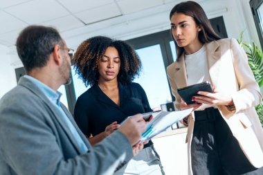 Ofiste çalışan ve yeni projelerinden bahseden zarif iş adamlarının çekimi..