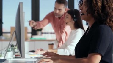 Birlikte çalışan bilgisayarlarla birlikte çalışan konsantre iş ekibinin videosu..