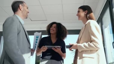 Birlikte çalışma alanındaki masanın etrafında duran başarılı çoklu yaş ekibinin videosu..