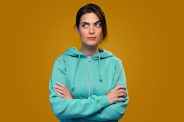 Güzel bir kadının, izole edilmiş portakalda kameranın önünde poz vermesi.