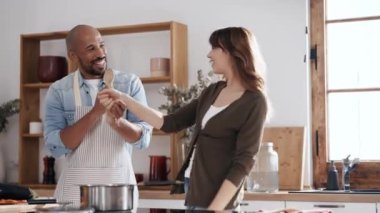 Evde yemek pişirirken dans eden güzel bir çiftin videosu.