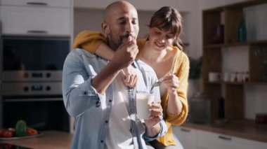 Güzel ve çekici bir çiftin mutfakta birlikte dondurma yediği bir video.