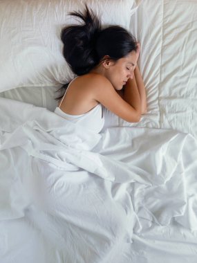 Evdeki yatakta uyuyan kadını çek.