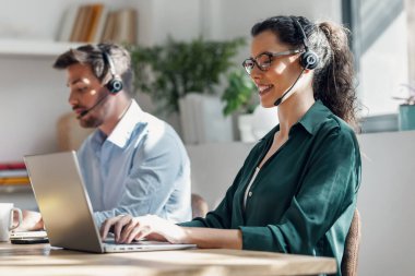 Ofiste bilgisayarlı kulaklıklarla konuşurken akıllı iş adamlarının video görüşmeleri..