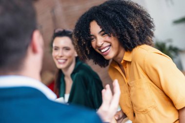 Modern başlangıçtaki konferans odasında bir fincan kahve içerken iş insanlarının ara vermesi.