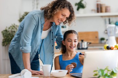 Annesiyle ev ödevi yaparken, mutfakta kahvaltı yaparken çekilmiş bir fotoğraf.