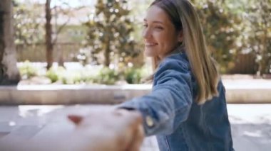 Parkta el ele tutuşurken günün tadını çıkaran mutlu çiftin videosu.