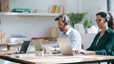 Akıllı iş adamlarının ofiste bilgisayarlı kulaklıklarla konuştuğu videolar..
